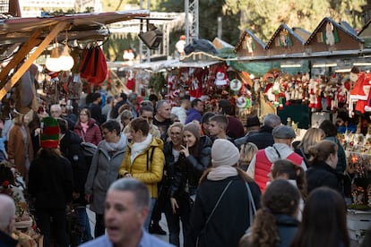 Un grupo de personas en el mercado navideño de la Fira de Santa Llúcia, a 9 de diciembre de 2022, en Barcelona.