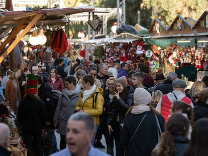 Un grupo de personas en el mercado navideño de la Fira de Santa Llúcia, a 9 de diciembre de 2022, en Barcelona.