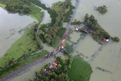 Vista aérea de una carretera parcialmente sumergida bajo el agua en el sur de Kerala, el 19 de agosto de 2018.
