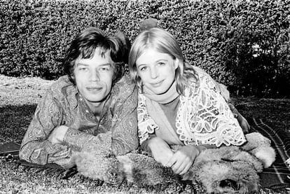 Mick Jagger y Marianne Faithfull en Sídney (Australia), en julio de 1969. Durante este viaje, ella intentó suicidarse con una ingesta de barbitúricos.