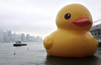 El pato amarillo más grande del mundo, obra del artista holandés Florentijn Hofman, en la orilla del puerto marítimo Victoria,en Hong Kong (China). EFE/Archivo