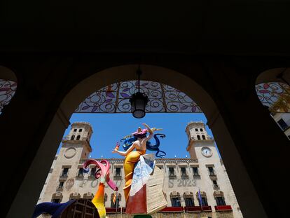 Imagen de la Hoguera Oficial del Ayuntamiento de Alicante, aún sin montar del todo.