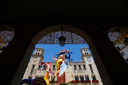 Imagen de la Hoguera Oficial del Ayuntamiento de Alicante, aún sin montar del todo.