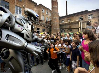 <i>Titan,</i> el androide que ha creado el artista Cyberstein, fascina a los niños durante la Mercè en la Fabra i Coats de Sant Andreu.