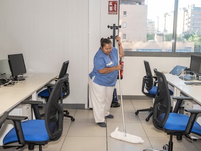 La limpiadora Nelsi Ayala, durante una de sus jornadas laborales en Madrid.