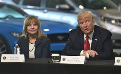 Donald Trump y Mary Barra, en una foto de archivo de 2017.