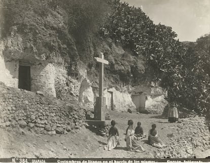 Rezo en el barrio de los gitanos de Granada, según el pie de foto del autor.