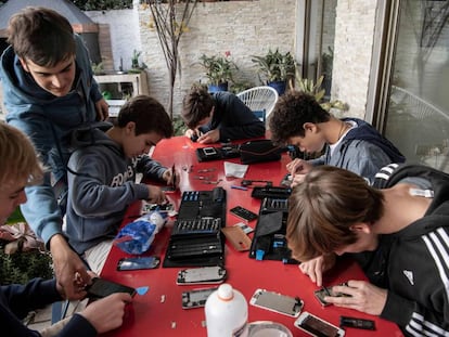 Jóvenes chilenos reparan teléfonos móviles para que estudiantes sin recursos asistan a sus clases en línea