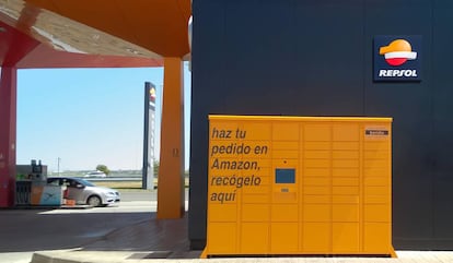 Una Amazon Locker en una gasolinera de Repsol.