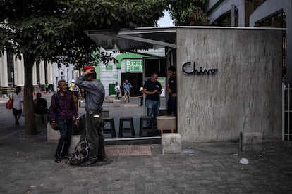 Un local de información de Chivo en el centro de San Salvador. Chivo es la billetera electrónica de la criptomoneda Bitcoin creada por el gobierno de Bukele. 