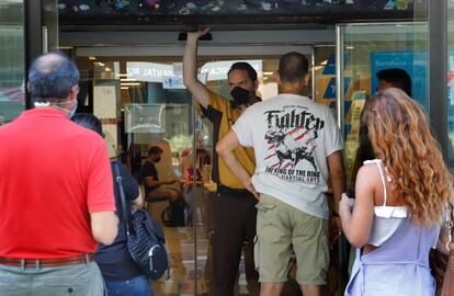 Un guardia de seguridad custodia la entrada de una oficina del Sepe en Barcelona.