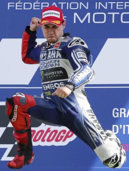 Lorenzo celebra su victoria en Muguello