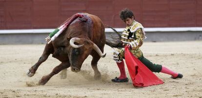 Joselito Adame, con su primer toro.