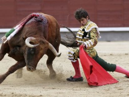 Joselito Adame, con su primer toro.