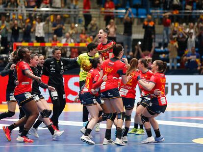 Las jugadoras de la selección española de balonmano celebran la victoria y la clasificación para los Juegos.