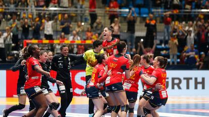 Las jugadoras de la selección española de balonmano celebran la victoria y la clasificación para los Juegos.