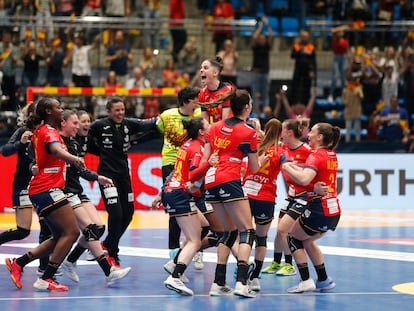 Las jugadoras de la selección española de balonmano celebran la victoria y la clasificación para los Juegos.