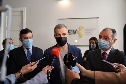 El portavoz de Ciudadanos, Toni Cantó, en el centro, con el presidente de la patronal CEV, Salvador Navarro, momentos antes de su entrevista este lunes en València.