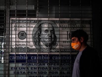 Una persona camina frente a una casa de cambio, en Buenos Aires (Argentina).