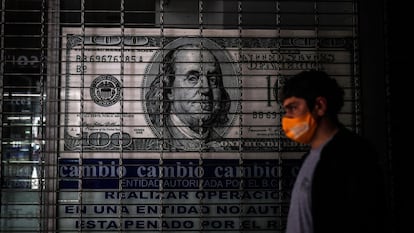 Homem caminha em frente a uma casa de câmbio de Buenos Aires.