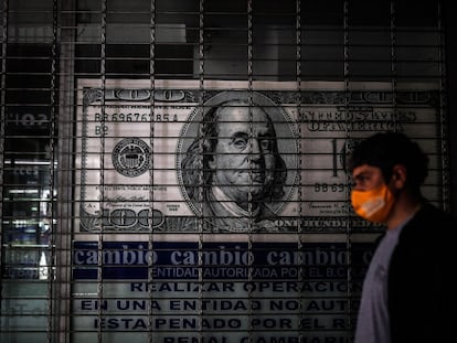 Uma pessoa passa em frente a uma casa de câmbio em Buenos Aires.