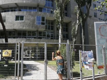 El Colegio San Juan Evangelista, ayer, despu&eacute;s del cierre.