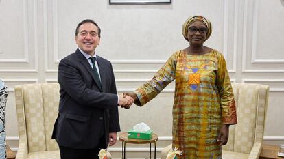 El ministro de Asuntos Exteriores, José Manuel Albares, en un encuentro con su homóloga senegalesa, Yassine Fall, este jueves en Dakar (Senegal).