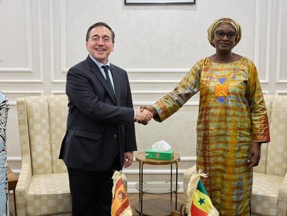 El ministro de Asuntos Exteriores, José Manuel Albares, en un encuentro con su homóloga senegalesa, Yassine Fall, este jueves en Dakar (Senegal).