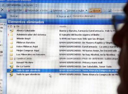 Un usuario de Internet repasa su <i>correo basura</i>, buena parte del cual ofrece todo tipo de medicamentos.