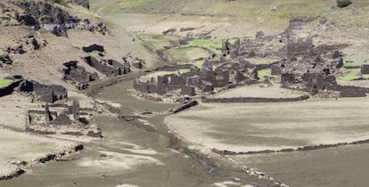 Restos del pueblo de Santa Marta (Lugo) que el descenso del agua en el embalse de Belesar ha dejado a la vista