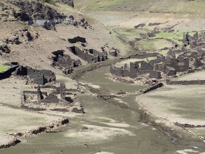 Restos del pueblo de Santa Marta (Lugo) que el descenso del agua en el embalse de Belesar ha dejado a la vista
