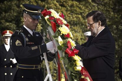 Mariano Rajoy deposita una corona de flores en la tumba del soldado caído en el cementerio Arlington, durante el homenaje a los soldados muertos en guerra.