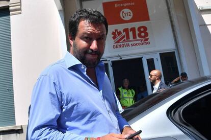 Matteo Salvini visita a las víctimas del derrumbe del puente en Génova, Italia.