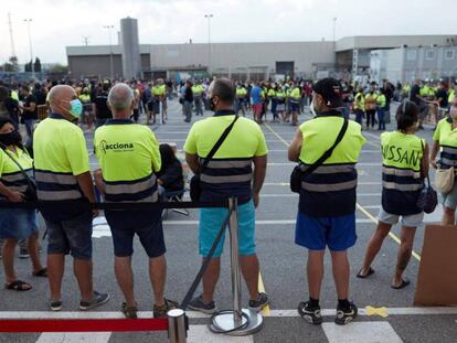 Trabajadores de Accionase manifiestan ante las puertas de la p lanta de Nissan en Barcelona.