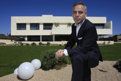 El arquitecto y promotor Joaquín Torres en un chalé de La Finca, donde viven Cristiano Ronaldo y Antonio Catalán.