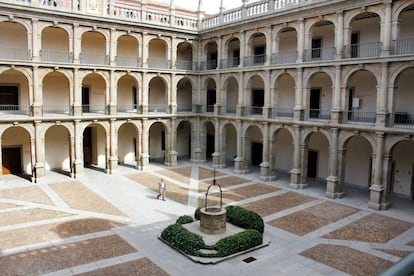 Els orígens d'Alcalá de Henares (Madrid) es remunten a poblats prehistòrics i, més endavant, celtibers, encara que la seva primera gran fita va ser la ciutat romana de Complutum, de gran importància. Al segle XVI, el cardenal Cisneros va fundar aquí la primera ciutat universitària planificada, que va servir de model a tot un seguit d'universitats a Europa.