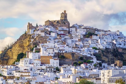 Arcos de la Frontera (Cádiz). En la plaza del Cabildo, en lo más alto del promontorio rocoso en que se asienta este pueblo blanco gaditano, asombra a propios y extraños el Balcón de la Peña Nueva, desde donde se ve la espalda de los pájaros, el Guadalete serpenteando cien metros más abajo y, al fondo, la sierra de Grazalema. Lo que no asombra a nadie, viendo semejante panorama, es que esta villa fuera no solo un alcázar andalusí, sino una taifa, un reino aparte.