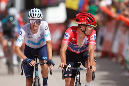 El belga Remco Evenepoel, seguido del español Eric Mas , durante la decimoséptima etapa de La Vuelta a España.