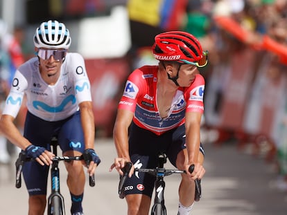 El belga Remco Evenepoel, seguido del español Eric Mas , durante la decimoséptima etapa de La Vuelta a España.