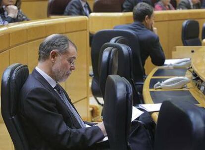 En primer plano, el ministro Bermejo en el Senado. A su izquierda, el presidente Zapatero.