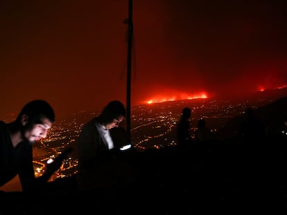 A view shows a fire over the mountains near empty houses after the evacuation in different villages in the north, as wildfires rage out of control on the island of Tenerife, Canary Islands, Spain August 20, 2023. REUTERS/Nacho Doce  REFILE - QUALITY REPEAT DUE TO TECHNICAL ISSUE