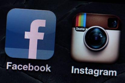 Fotografía de los logos de las aplicaciones Facebook e Instagram en un Iphone.