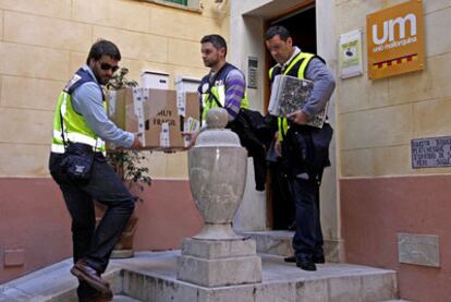 Registro policial en la sede de Unió Mallorquina en Palma de Mallorca.