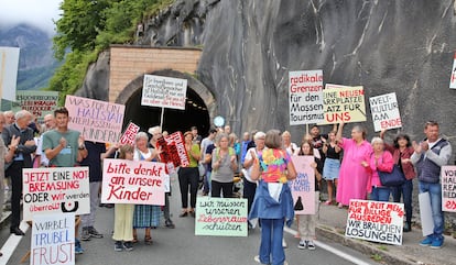 Residentes de la localidad austriaca de Hallstatt, patrimonio mundial de la humanidad, protestan contra el 'sobreturismo' en agosto de 2023.