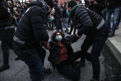 Agentes de policía turcos detienen a una manifestante frente a la Universidad del Bósforo de Estambul este lunes.