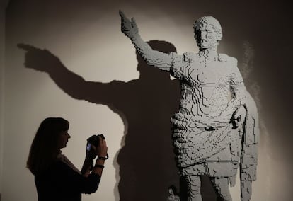 Una visitante fotografía la escultura 'Augustus of Prima Porta'