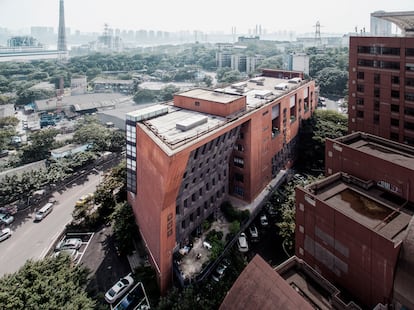 Departamento de Escultura de la Escuela de Bellas Artes de Sichuan, 2004. Chongqing, China. Para minimizar la huella del edificio, las aulas de esta escuela se proyectan hacia el exterior. Eso decide su forma. Los muros dobles —para aislar del frío y el calor extremos— son de un tono oxidado conseguido mezclando tierra local, para asimilarse a los edificios existentes.