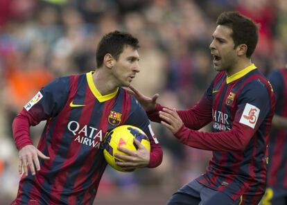 Messi celebra con Jordi Alba el 2 a 2, que el argentino logró de penalti.