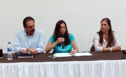 Sandra Ortega habla en una conferencia de prensa en Xalapa. 