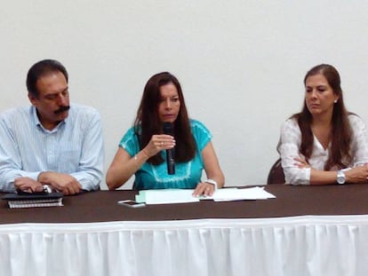 Sandra Ortega habla en una conferencia de prensa en Xalapa. 